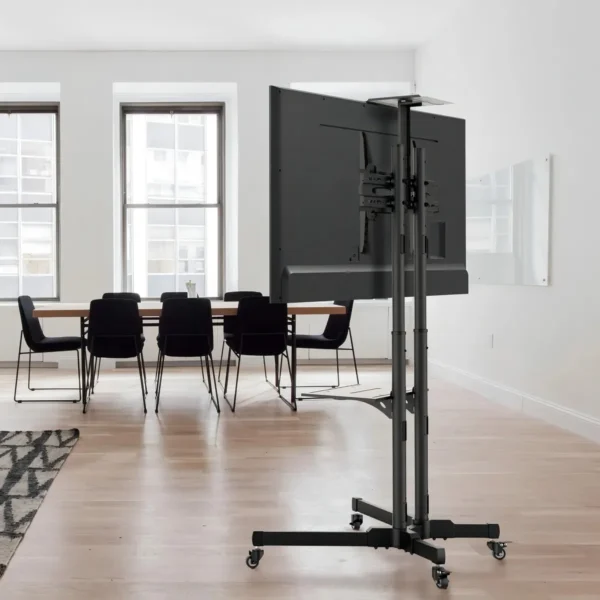 Soporte TV pedestal móvil 32–65″ con ruedas